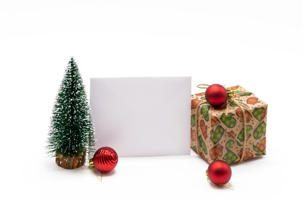 一个由环保纸、一个圣诞筒和一封白色背景的信制成的礼品盒。图片下载