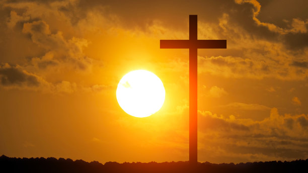 耶稣受难日的概念。在天空背景上的十字。图片下载