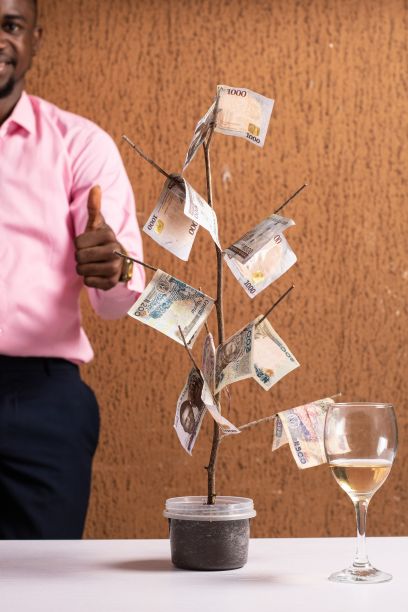 钱树后面一个黑人的大拇指图片下载