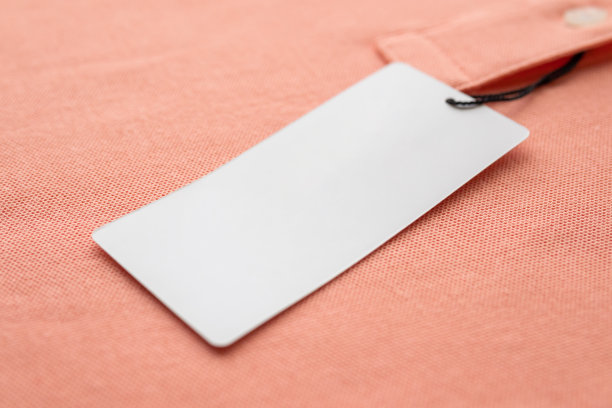 空白白色衣服标签上的粉红色织物质地的背景图片下载