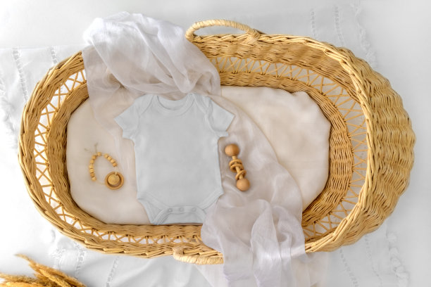 婴儿紧身衣衬衫的模型。婴儿公告。怀孕公告背景与模糊。有选择性的重点图片下载