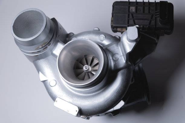 白色背景的汽车新涡轮增压器图片下载