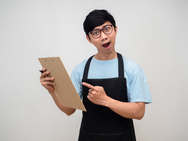 年轻的商人手势震惊，用手指指着清单板图片下载