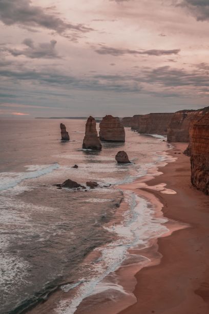 海洋附近岩石峭壁的垂直照片图片下载