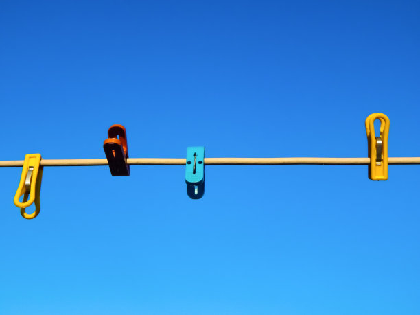 色彩斑斓的衣夹衬着天空图片下载