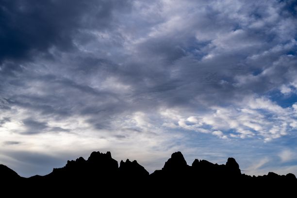 山脉轮廓和戏剧性的天空图片下载