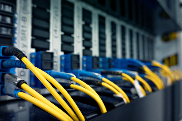 宽带，业务，电缆，中心，通信，计算机，连接，数据，设备，以太网，光纤，硬件，集线器，互联网，网络，网络，光，插头，路由器，服务器，服务，速度，交换机，技术，电信图片下载