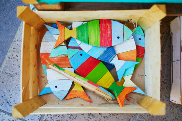 在地中海小镇科利乌尔的街道上出售的漂亮的木鱼图片下载