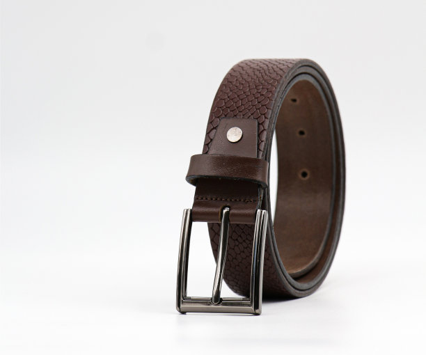 系紧时尚男士皮带与金属扣隔离在白色背景图片下载