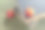 苹果在绿色木桌上的书堆上书房。图片下载
