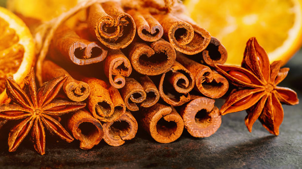 肉桂棒，八角，干柠檬，准备秋冬暖饮。烹饪的食材，圣诞装饰的食材。图片下载