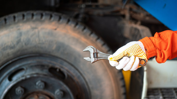 手上的活动扳手。工业工作设备图片下载