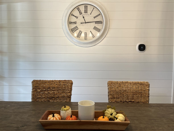 农家乐乡村桌子与白色船板背景，农家乐超大钟，柳条椅子，秋季中心摆设-照片直接拍摄图片下载