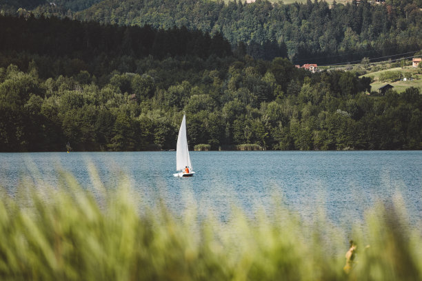 湖上的小帆船图片下载