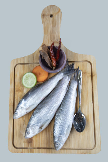 生鱼分离在白色和香蕉叶上图片下载