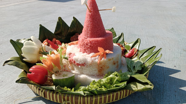 印尼传统食物:锥形大米图片下载