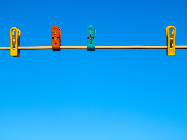 色彩斑斓的衣夹衬着天空图片下载