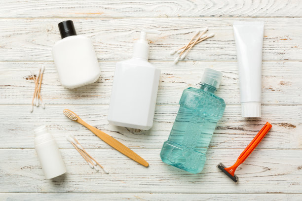 模拟浴场产品俯视图平铺，水疗剃须刀，牙膏，肥皂，啫喱等各种配件。皮肤健康化妆品。为您的标志的浴缸模型图片下载