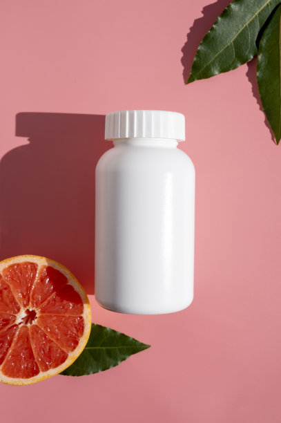 天然食物补充剂药片，白色塑料瓶含有维生素，粉色背景，阳光和阴影。图片下载