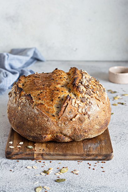 新鲜的自制面包(切片)由全谷物酸面团面粉添加麸皮，种子(向日葵，南瓜，亚麻，芝麻)和燕麦片。健康食品。高质量的照片。图片下载