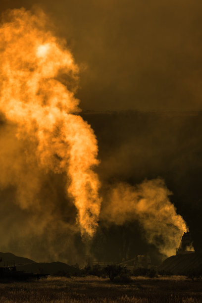 烟雾或蒸汽对空气造成环境污染图片下载