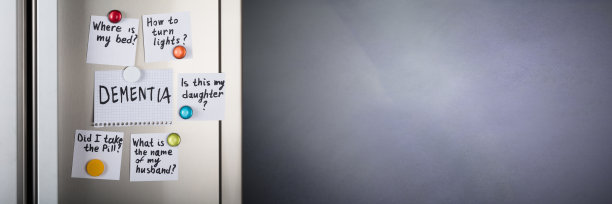 冰箱上贴着痴呆笔记图片下载