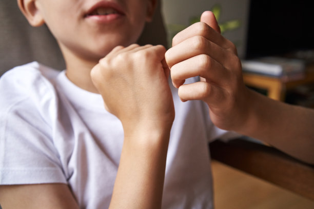 儿童练习EFT -情感自由技术-轻拍空手道劈点图片下载