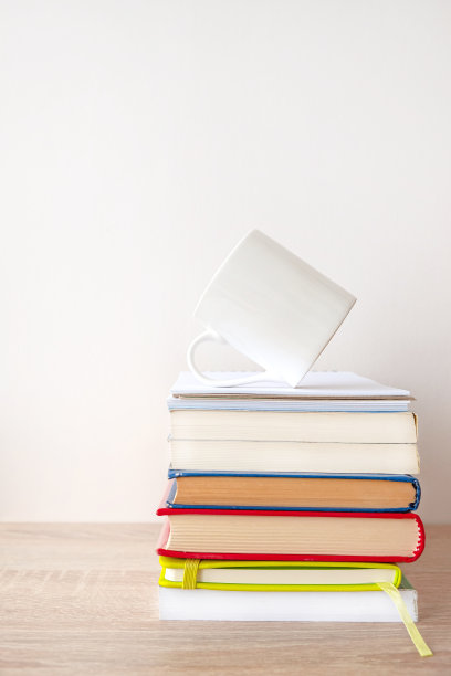 一叠精装书。图片下载