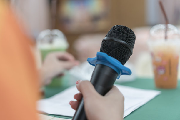 演讲人在公共会议、教育事业研讨会上用麦克风发言，或在大学的演示、手势、讲解研讨会上向听众作演讲图片下载