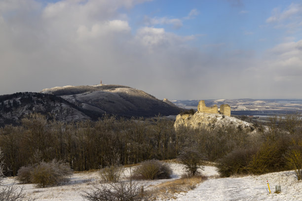 捷克共和国，南摩拉维亚，帕拉瓦冬季景观和Sirotci hradek废墟图片下载
