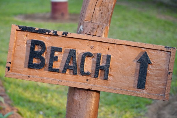 在泰米尔纳德邦Mahabalipuram的私人度假村，指示海滩方向的木板。图片下载