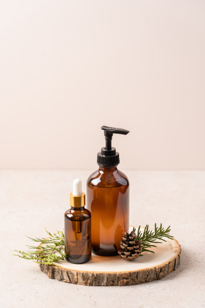 套美容化妆品的讲台上锯切树与绿色的树枝和肿块。图片下载