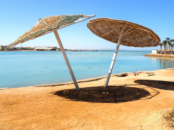 沙滩上的两把雨伞图片下载