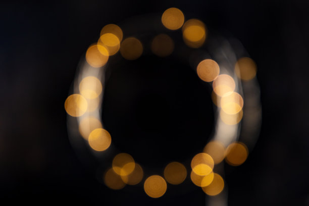 精灵灯，黑色背景上模糊的框架，抽象的圣诞横幅图片下载