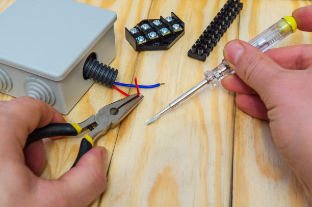 主人拿着一个电动工具和电线连接图片下载