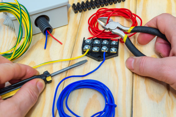 主人拿着一个电动工具和电线连接图片下载