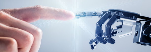 商务人士的手指触碰机器手指图片下载