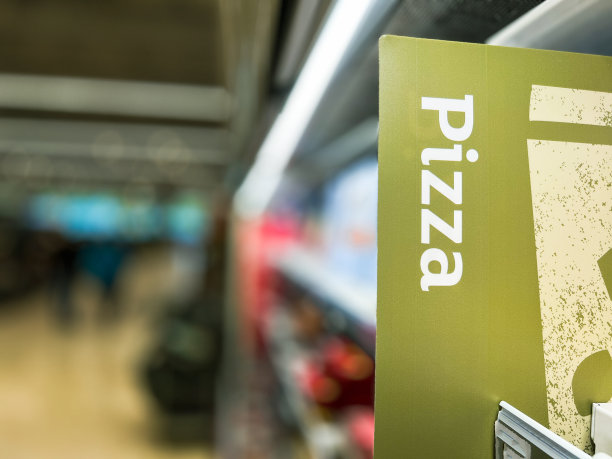 超市过道上的披萨招牌图片下载