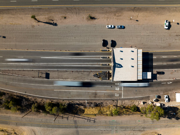 通过加州农业检验站的车辆带有动态模糊图片下载