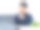 商人用手指着桌上的笔记本电脑解释在家办公的概念图片下载