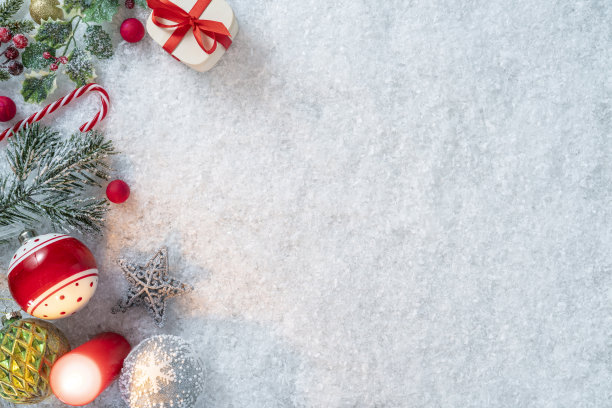 圣诞背景，冬天的雪和杉树与小玩意和c图片下载