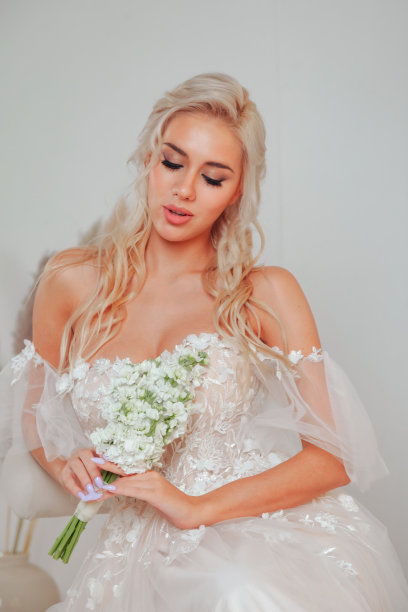 肖像法国时尚新娘年轻女子白色婚纱与花束，闭着眼睛。新娘女士在复古的房间，灰色的墙背景在工作室。时尚风格的概念。复制文本空间图片下载
