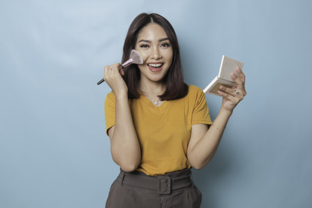 一个年轻美丽的亚洲女人正在化妆的肖像图片下载