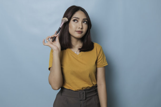 一个年轻美丽的亚洲女人正在化妆的肖像图片下载