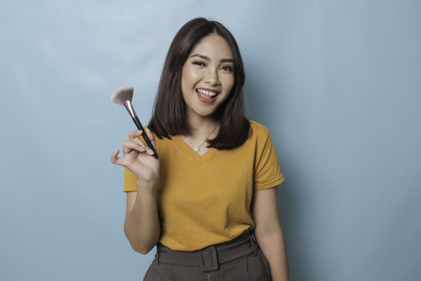 一个年轻美丽的亚洲女人正在化妆的肖像图片下载