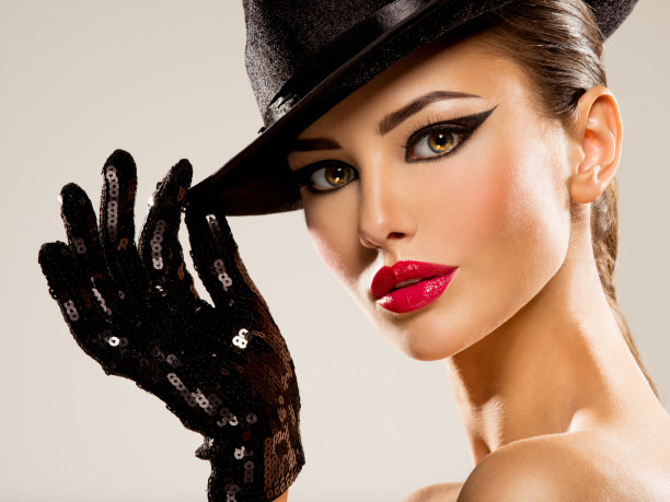 遗失的肖像，一个女人戴着黑帽子和手套，红唇图片下载