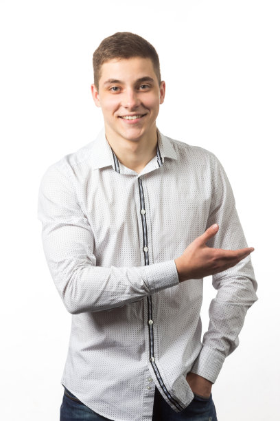 年轻微笑的白人男子双臂交叉的肖像，戴着智能手表和休闲牛仔衬衫，隔离在白色上图片下载