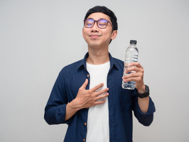积极的人喝完孤立的水后感到清新图片下载