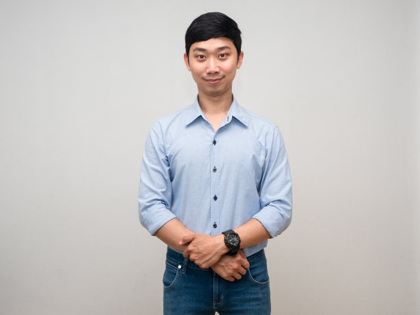 亚洲男子蓝色衬衫站在礼貌看起来英俊图片下载