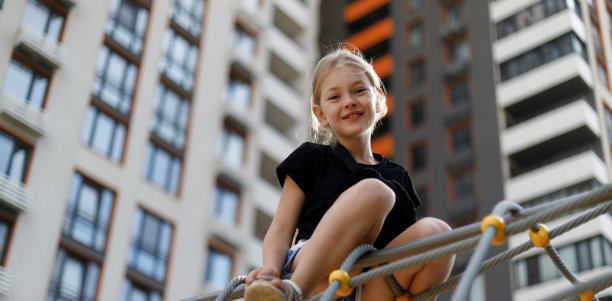 无忧无虑的孩子，操场上可爱的女孩。图片下载